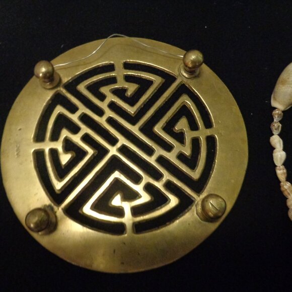 VINTAGE CHINESE STAND OR HANGING 2 SHELL NECKLACES LOT - Picture 6 of 10